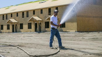 Air pun dipancarkan untuk mencegah debu beterbangan karena udara sangat panas. Dinas koroner British Columbia melaporkan sedikitnya 486 kematian mendadak antara Jumat (25/6) hingga Rabu (30/6) waktu setempat. Angka itu jauh lebih tinggi jika dibandingkan angka normal yang mencapai 165 kematian setiap gelombang panas melanda. Foto: AP