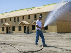 Usaha Warga Lawan Suhu Panas Ekstrim yang Ancam Nyawa