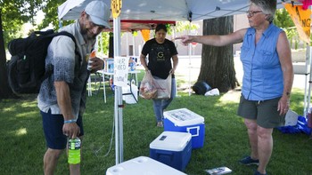 Warga berinsiatif membagikan air minum bagi mereka yang membutuhkan. Panas ekstrim ini disebabkan oleh fenomena yang disebut sebagai heat dome atau kubah panas. Akibatnya temperatur sampai tembus 49,5 derajat Celcius di area Lytton, British Columbia. Angkanya terus naik sehingga memecahkan rekor dalam tiga hari berturut-turut. Foto: AP