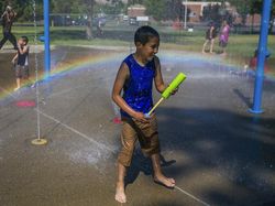 Usaha Warga Lawan Suhu Panas Ekstrim yang Ancam Nyawa