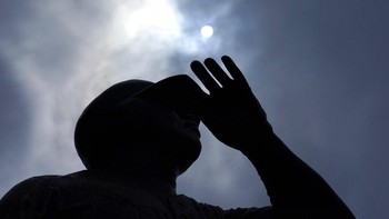 Kubah panas pada dasarnya adalah fenomena cuaca di mana kondisi tekanan tinggi atmosfer menjebak udara yang dayang dari lautan Pasifik, menciptakan ruang udara dan mengompresinya ke bawah, membuat suhu semakin panas.  Foto: AP