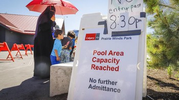 Kolam renang di tempat-tempat yang terdampak pun penuh. Foto: AP