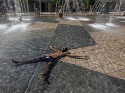 Usaha Warga Lawan Suhu Panas Ekstrim yang Ancam Nyawa