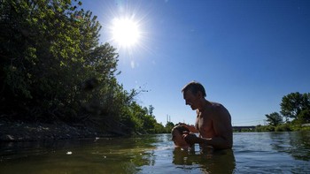 Tanpa adanya perubahan iklim, kondisi itu memang dapat terjadi, akan tetapi skalanya tidak sampai separah saat ini. “Dunia tanpa perubahan iklim tetap ada gelombang panasnya di sana Namun tidak sampai memecahkan rekor,” kata Zeke Hausfather dari Breakthrough Institute. Foto: AP/Tommy Martino