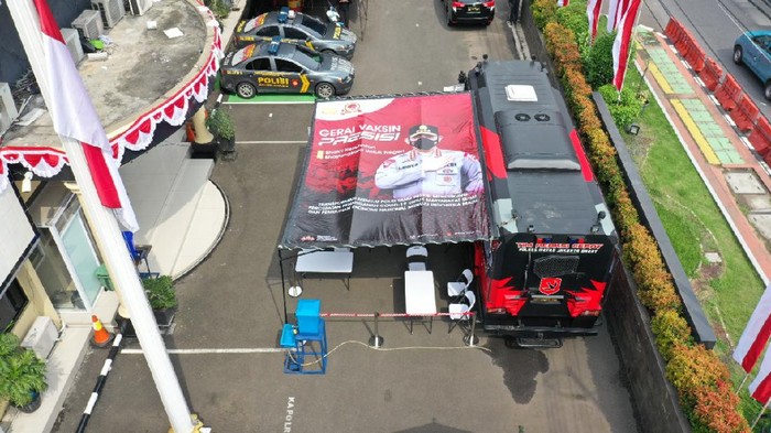Gerai Vaksin Presisi Keliling Polres Jakbar