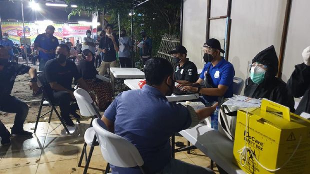 Gerai Vaksin Presisi Keliling Polres Jakbar