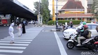 Koordinator Komunitas ComJurig Agus mengatakan, Pelaksanaan Pembatasan Kegiatan Masyarakat (PPKM) di Kota Bandung membuat hantu-hantu ini terpaksa bergentayangan dan pindah dari Jalan Asia Afrika ke perempatan Dago-Cikapayang.