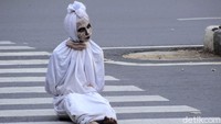 Mengamen lewat tarian di depan zebra cross saat lampu merah sama sekali bukan konsep dari komunitas ComJurig. Namun, karena situasi yang mendesak, hal itu terpaksa dilakukan.