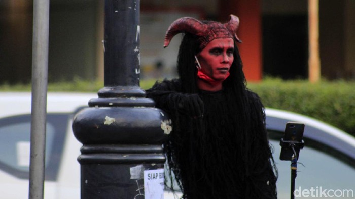 Hii...! PPKM Bandung Bikin Hantu Gentayangan di Dago PPKM membuat komunitas ComJurig yang sebelumnya mengamen di Jalan Asia Afrika kini pindah ke Jalan Dago. Penasaran?