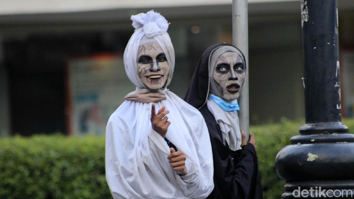 Hii...! PPKM Bandung Bikin Hantu Gentayangan di Dago PPKM membuat komunitas ComJurig yang sebelumnya mengamen di Jalan Asia Afrika kini pindah ke Jalan Dago. Penasaran?