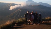 Travelling bersama keluarga ,nampak belakang Gunung Bromo.