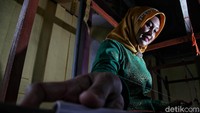“Di satu wilayah desa ini ada banyak pengrajin songketnya, bisa sampai ratusan. Dari provinsi mulai tahun 2021 mulai dinobatkan juga menjadi kampung tenun,” kata salah satu pemilik usaha tenun di Desa Batu Bara, Ratna kepada detikcom beberapa waktu yang lalu.