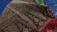 Untuk songket tenun yang ada di Batu Bara ini memiliki motif yang berbeda juga dengan tenun di daerah lain. Tenun melayu khas Batubara lebih condong bernuansa tumbuh-tumbuhan seperti pucuk rebung, bunga ros, cempaka, semut beriring.   