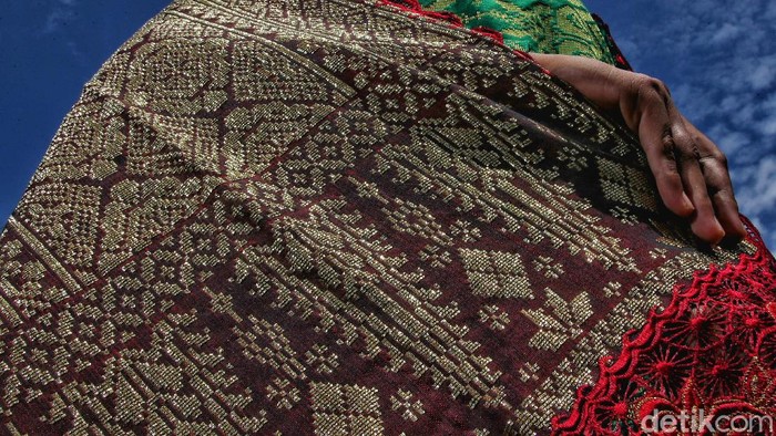 Jatuh Hati dengan Pesona Songket Khas Batu Bara Desa Padang Genting, Kecamatan Talawi, Kabupaten Batu Bara, Sumatera Utara, memiliki salah satu songket dengan motif indah lho. Penasaran?