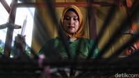 1 hari paling banyak 25 cm kalau motifnya gampang, kalau motifnya sulit bisa 10-15 cm. Karena itulah mungkin harganya mahal ya. 1 lembar kain yang agak mudah ya 1 minggu. Paling sulit bisa 1 bulan yang harganya bisa sampai Rp 4.000.000,” jelasnya.