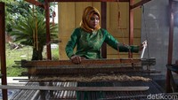 Ia pun memaparkan proses pembuatan sebuah songket batu bara. Proses awalnya adalah membeli benang. Kemudian benang-benang tersebut mulai untuk dihani, ini adalah proses pembuatan helaian benang untuk dijadikan lungsi pada alat tenun yang dinamakan hani.