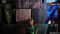Siapa yang tak tau songket? Wastra atau kain khas Indonesia ini bisa ditemui di beberapa daerah. Uniknya, masing-masing daerah tersebut memiliki motif songketnya masing-masing.