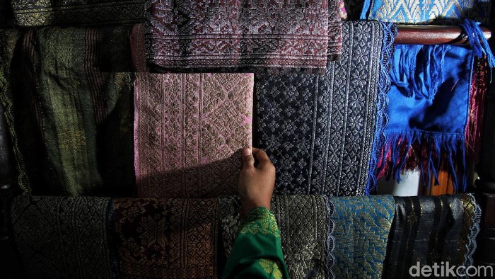 Desa Padang Genting, Kecamatan Talawi, Kabupaten Batu Bara, Sumatera Utara, memiliki salah satu songket dengan motif indah lho. Penasaran?