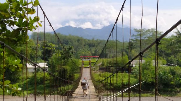 Jembatan gantung yang melintang di atas Sungai Progo, menghubungkan Ngembik Kota Magelang dan Desa Rejosari, Kecamatan Bandongan, Kabupaten Magelang