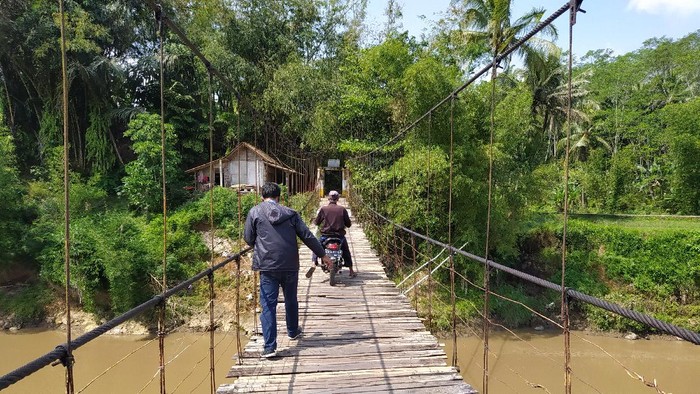 Jembatan gantung yang melintang di atas Sungai Progo, menghubungkan Ngembik Kota Magelang dan Desa Rejosari, Kecamatan Bandongan, Kabupaten Magelang