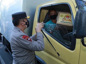 Rayakan HUT Bhayangkara Ke-75, Kapolda NTB Keliling Ajak Warga Vaksin