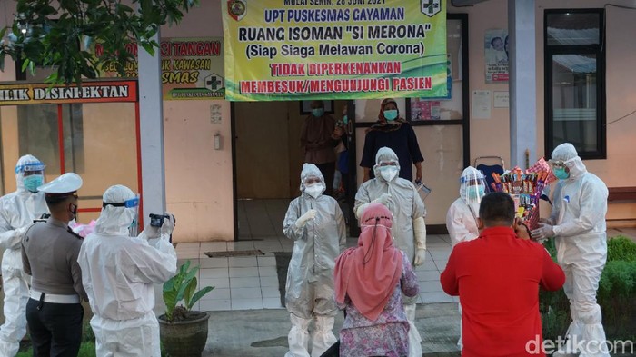 Surat dari seorang anak yang positif COVID-19 membuat Kapolres Mojokerto AKBP Dony Alexander nekat masuk ke ruangan isolasi. Dony membesuk anak perempuan tersebut untuk memberi semangat dan sejumlah hadiah agar cepat sembuh.