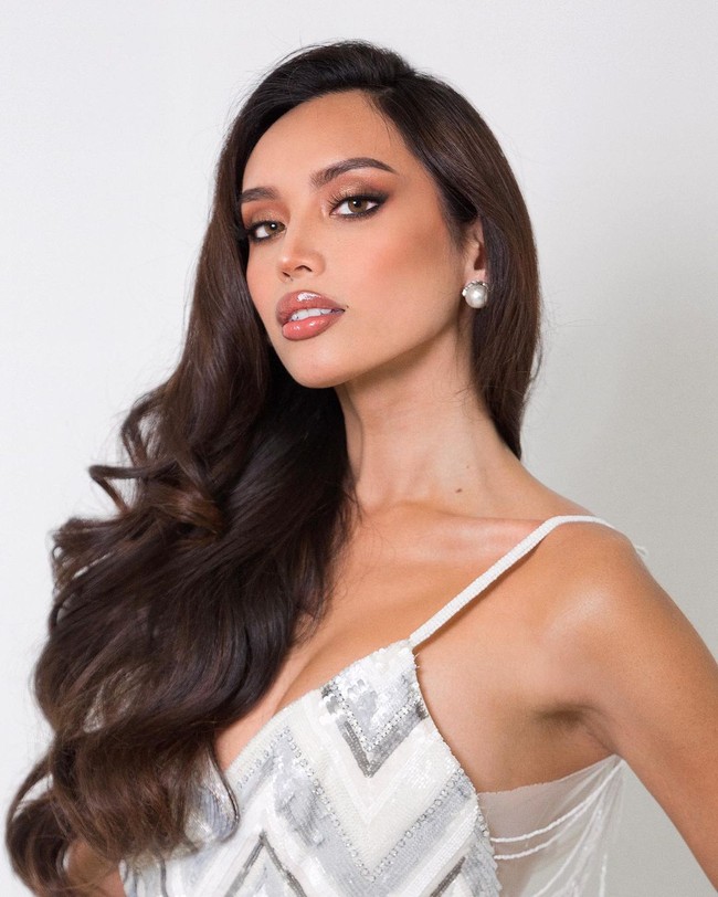 Bahkan sekarang orang masih sering menyakiti atau takut menunjukkan diri mereka yang sebenarnya dan aku mengerti mengapa. Itulah mengapa kita perlu berdiskusi dan berbagi cerita dan diri autentik kita. Aku pikir ini waktunya untuk melihat orang trans di panggung Miss USA dan aku ingin membuat sejarahnya, tutur Kataluna. Foto: Instagram @mskataluna