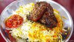 Harumnya Nasi Kebuli dengan Topping Ayam dan Kambing Khas Yordania