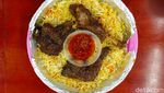 Harumnya Nasi Kebuli dengan Topping Ayam dan Kambing Khas Yordania