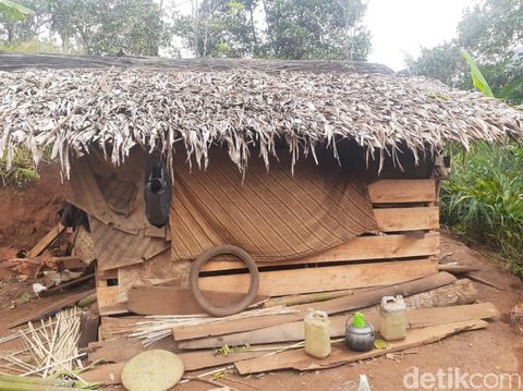 Keluarga di Cianjur tinggal di gubuk reot.