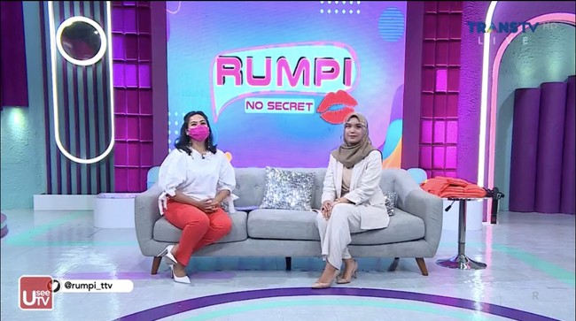 Ketika ditanya kondisi saat ini, ia mengaku pasrah dan bersyukur. Namun ia juga merasa sedih ketika kehilangan pekerjaannya sebagai pramugari. Yang aku rasain ya campur aduk sih. Ada senang dan sedih juga. Senangnya dalam kondisi aku sekarang ini aku lebih banyak bersyukur. Yang bikin aku sedih, menjadi pramugari ini kan merupakan impian aku. Dan sangat sulit sekali untuk mendapatkan pekerjaan ini. Ya sedih aja kehilangan pekerjaan ini, tutur Meitry panjang lebar. Foto: Dok. Rumpi Transtv.