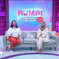 Ketika ditanya kondisi saat ini, ia mengaku pasrah dan bersyukur. Namun ia juga merasa sedih ketika kehilangan pekerjaannya sebagai pramugari. Yang aku rasain ya campur aduk sih. Ada senang dan sedih juga. Senangnya dalam kondisi aku sekarang ini aku lebih banyak bersyukur. Yang bikin aku sedih, menjadi pramugari ini kan merupakan impian aku. Dan sangat sulit sekali untuk mendapatkan pekerjaan ini. Ya sedih aja kehilangan pekerjaan ini, tutur Meitry panjang lebar. Foto: Dok. Rumpi Transtv.