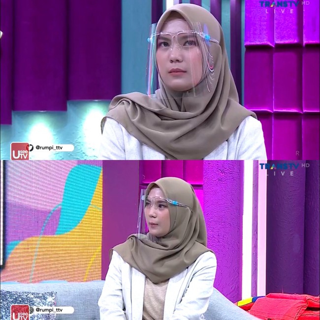 Wanita berhijab itu menjelaskan jika masih sering bertemu dengan rekannya sesama pramugari. Bahkan ada yang mendukung usahanya. Aku juga jualannya dekat dengan bandara. Aku masih bertemu dengan temanku yang masih terbang. Ada yang beli lontongku juga, ujar Meitry. Foto: Dok. Rumpi Transtv.