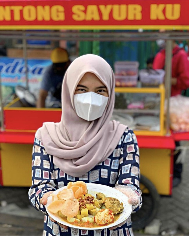 Ketika diberhentikan sementara dari perusahaan selama enam bulan, Meitry langsung memutuskan untuk membuka usaha. Dia memilih berjualan agar dapat memenuhi kebutuhan hidup sehari-hari. Memang si ada perasaan (gengsi) tapi sebelum perusahaan itu merumahkan dulu selama enam bulan. Aku belum langsung berjualan lontong sayur. Aku jualan usaha lumpia basah khas Bandung. Setelah ada surat PHK, baru aku berjualan lontong sayur, terangnya. Foto: Dok. Instagram @lontongsayur.ku.