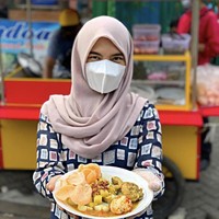 Ketika diberhentikan sementara dari perusahaan selama enam bulan, Meitry langsung memutuskan untuk membuka usaha. Dia memilih berjualan agar dapat memenuhi kebutuhan hidup sehari-hari. Memang si ada perasaan (gengsi) tapi sebelum perusahaan itu merumahkan dulu selama enam bulan. Aku belum langsung berjualan lontong sayur. Aku jualan usaha lumpia basah khas Bandung. Setelah ada surat PHK, baru aku berjualan lontong sayur, terangnya. Foto: Dok. Instagram @lontongsayur.ku.