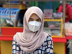 8 Foto Pramugari Cantik Alih Profesi Berjualan Lontong Sayur Efek Pandemi