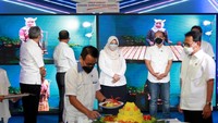 Direktur Utama PT Jamkrindo (kiri) Putrama W Setyawan didampingi Komisaris Utama PT Jamkrindo, Sri Mulyanto PT Jamkrindo Sri Mulyanto (kanan) dan jajaran Direksi dan Komisaris memotong tumpeng pada perayaan puncak HUT PT Jamkindo ke 51 di Kantor Pusat PT Jamkrindo, Kamis (1/7/2021). 