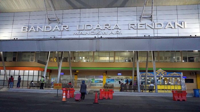 LARANGAN MASUK KE PAPUA BARAT Calon penumpang berjalan di Bandara Rendani, Kabupaten Manokwari, Papua Barat, Kamis (1/7/2021). Pemerintah Provinsi Papua Barat mulai Sabtu (3/7) mendatang akan melakukan tindakan darurat dengan melarang kedatangan warga bukan ber KTP Papua Barat di pintu masuk Papua Barat seperti bandara, pelabuhan dan perbatasan antar kabupaten guna mengurangi risiko penularan COVID-19 di wilayahnya. ANTARA FOTO/Olha Mulalinda/wsj.