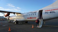 Calon penumpang naik ke pesawat udara di Bandara Rendani, Kabupaten Manokwari, Papua Barat, Kamis (1/7/2021).