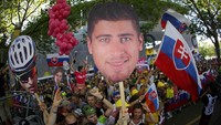 Pendukung Peter Sagan menunjukan poster dukungan usai Peter Sagan menang di etape ke-16 TDF 2016, (18/7). Chris Graythen/Getty Images