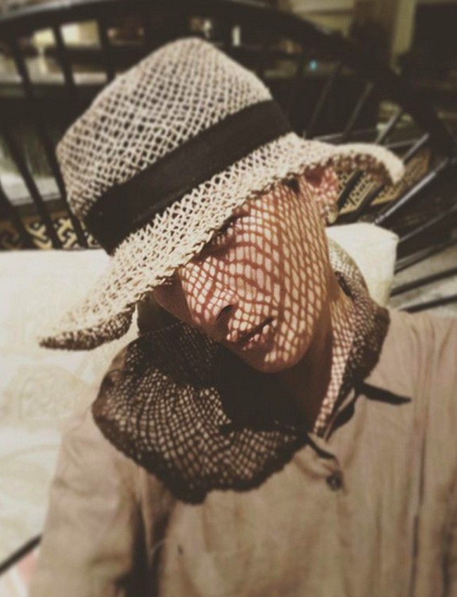 Itu kan sama seperti bunuh diri bagi saya, karena saya nggak pernah mengalami perubahan yang besar seperti itu, kata desainer 40 tahun itu.Namun, ia berpasrah diri sekaligus membuat janji dengan Tuhan. Jika semuanya berjalan lancar, ia akan menjadi pribadi yang lebih baik dari sebelumnya. Dan ini saya lakukan karena saya cinta dengan Tuhan dan saya akan membuat kehidupan bersinar, bukan menjadi negative person, katanya. Foto: Instagram/@oscarlawalata