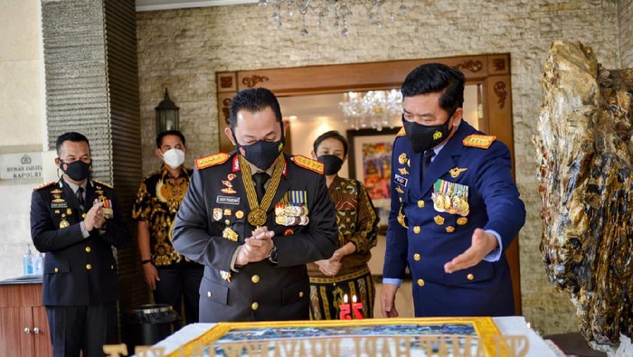 Panglima TNI memberi kejutan ke Kapolri di HUT Bhayangkara ke-75