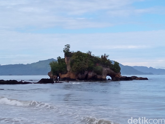 Pantai Batu Gajah di Kota Pandan