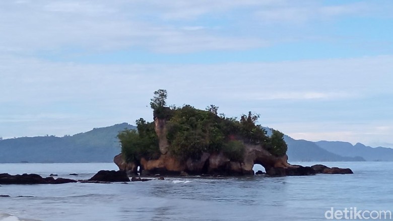 Pantai Batu Gajah di Kota Pandan Pantai Batu Gajah di Kota Pandan