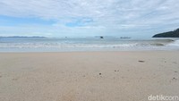Wisatawan diperbolehkan untuk berenang, karena pantainya tidak terlalu dalam. Tapi mesti hati-hati dengan ombak yang datang, ya. (Bonauli/detikcom)
