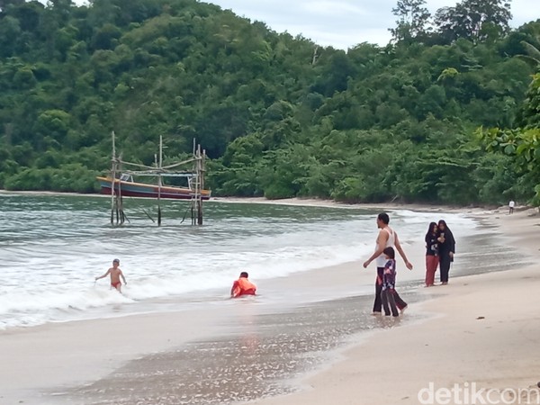 Pantai Batu Gajah ini menjadi tempat wisata favorit warga lokal. (Bonauli/detikcom)