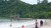 Pantai Batu Gajah ini menjadi tempat wisata favorit warga lokal. (Bonauli/detikcom)