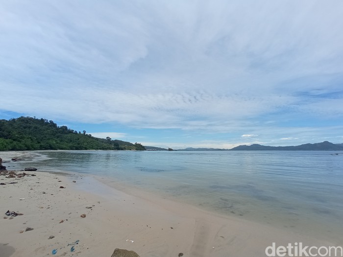 Pantai Batu Gajah di Kota Pandan Pantai Batu Gajah di Kota Pandan