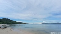 Oiya, harga tiket masuk ke pantai Batu Gajah ini gratis. Sila main air sepuasnya, berjemur sekuatnya! (Bonauli/detikcom)