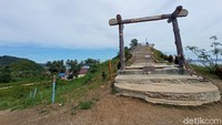 Bagi yang suka foto-foto ada menara pandang yang mengarah ke laut di pantai Batu Gajah ini. (Bonauli/detikcom)